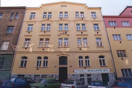 Vestavba půdních bytů včetně výtahu Sinkulova, P-4 – realizace 2001